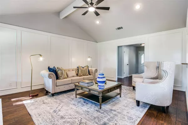 852 E Worth Street, Grapevine, TX 76051