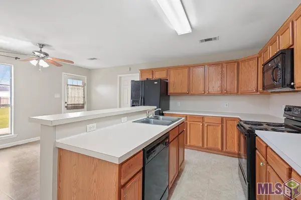 23617 SPRINGHILL DR, Denham Springs, LA 70726