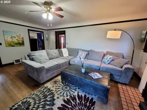 387 S 14TH AVE, Cornelius, OR 97113