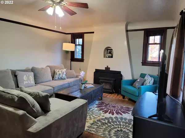 387 S 14TH AVE, Cornelius, OR 97113