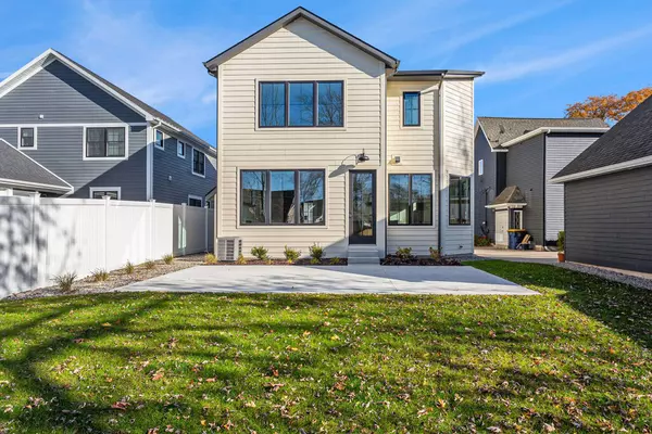 1011 Lake Grove SE Avenue, East Grand Rapids, MI 49506