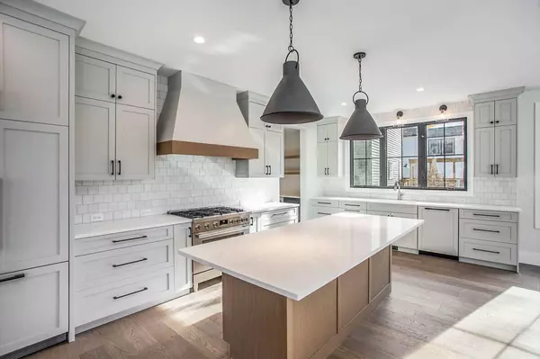 1011 Lake Grove SE Avenue, East Grand Rapids, MI 49506