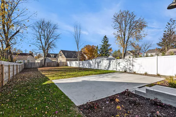 1011 Lake Grove SE Avenue, East Grand Rapids, MI 49506