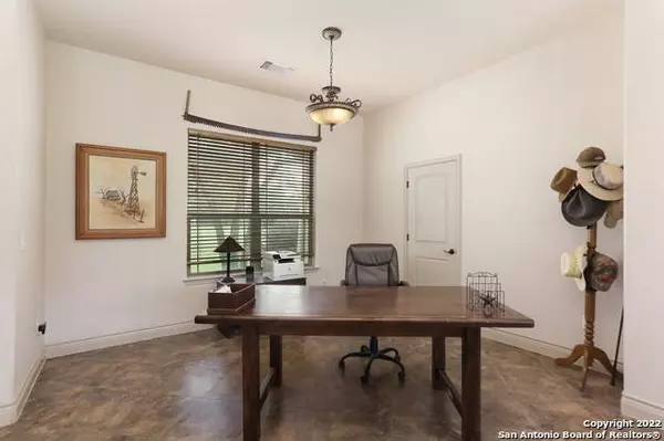 137 CIRCLE SIX DR, La Vernia, TX 78121-4721