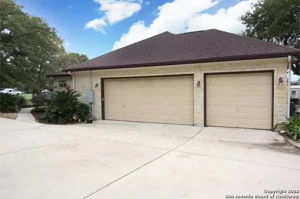 137 CIRCLE SIX DR, La Vernia, TX 78121-4721