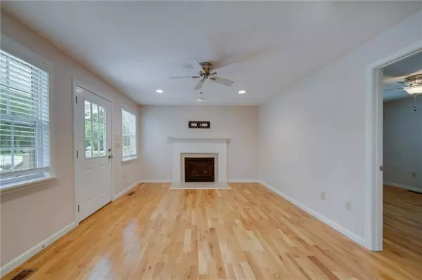 7 Summit ST, Blue Ridge, GA 30513