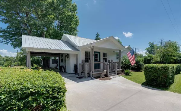 7 Summit ST, Blue Ridge, GA 30513