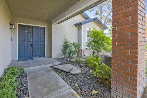 1117 E Richmond AVE, Fresno, CA 93720