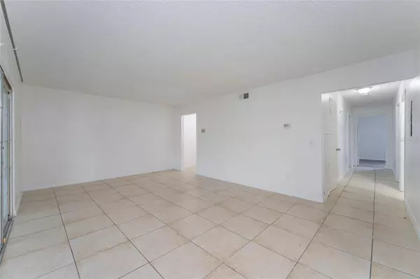 3904 VERSAILLES DR #3904A, Orlando, FL 32808