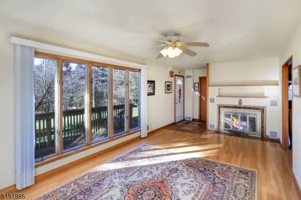 25 Elm St, Oxford Twp., NJ 07863