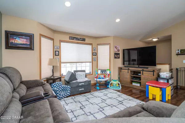 2193 STAR Avenue, Grand Forks, ND 58201