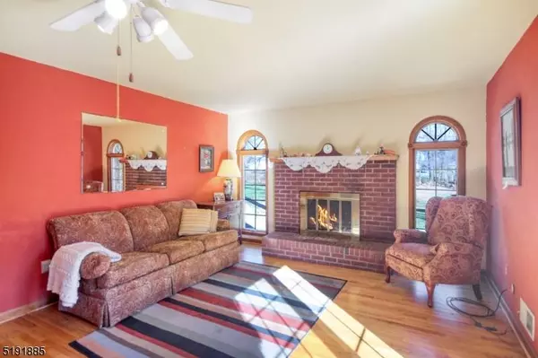 25 Elm St, Oxford Twp., NJ 07863