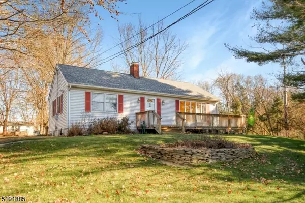 25 Elm St, Oxford Twp., NJ 07863