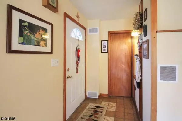 25 Elm St, Oxford Twp., NJ 07863