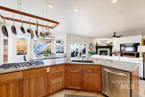 5595 N Quail Summit Pl, Boise, ID 83703