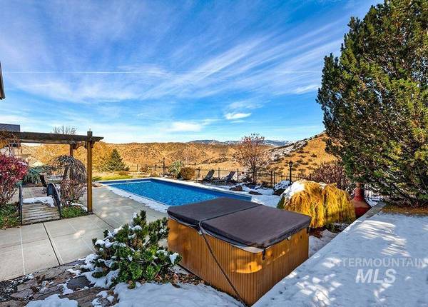 5595 N Quail Summit Pl, Boise, ID 83703