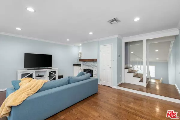 18631 Collins St #10, Tarzana, CA 91356