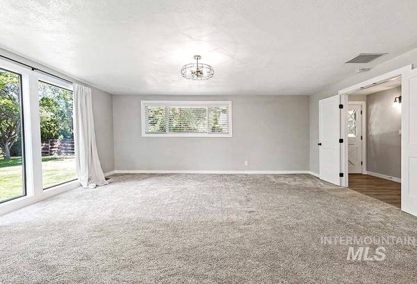 2903 S Laurelhurst Dr, Boise, ID 83705