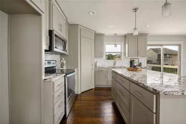 910 NW Lindenwood DR, Grain Valley, MO 64029