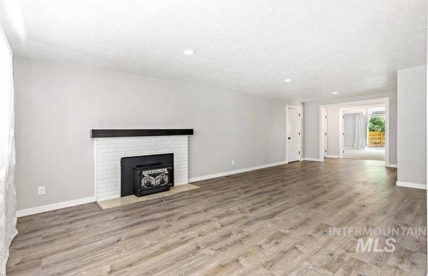 2903 S Laurelhurst Dr, Boise, ID 83705