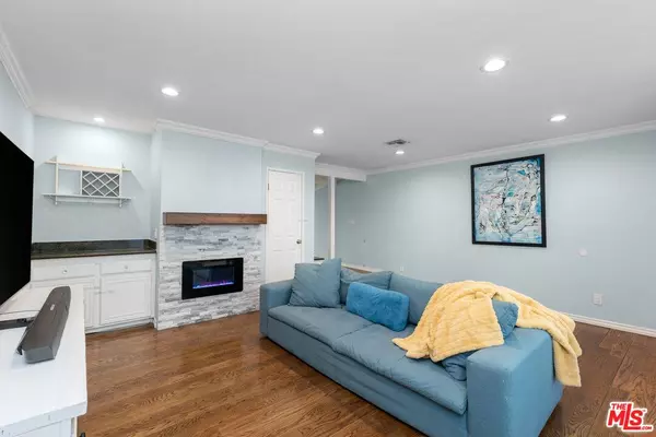 18631 Collins St #10, Tarzana, CA 91356