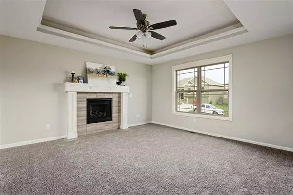 910 NW Lindenwood DR, Grain Valley, MO 64029