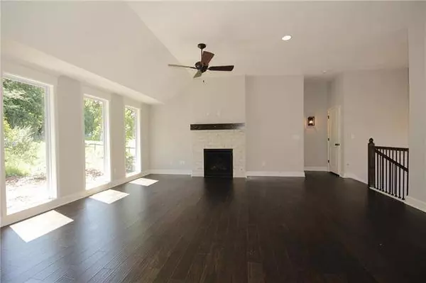 1004 NW Crestwood DR, Grain Valley, MO 64029