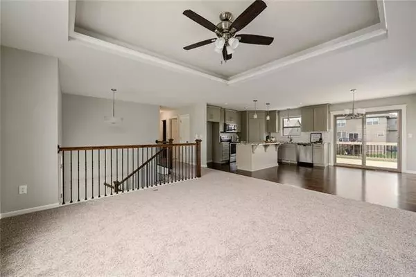 910 NW Lindenwood DR, Grain Valley, MO 64029