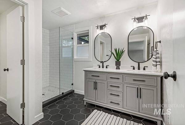 2903 S Laurelhurst Dr, Boise, ID 83705