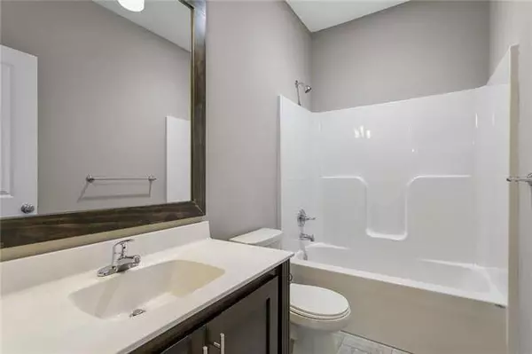 905 NW Lindenwood DR, Grain Valley, MO 64029