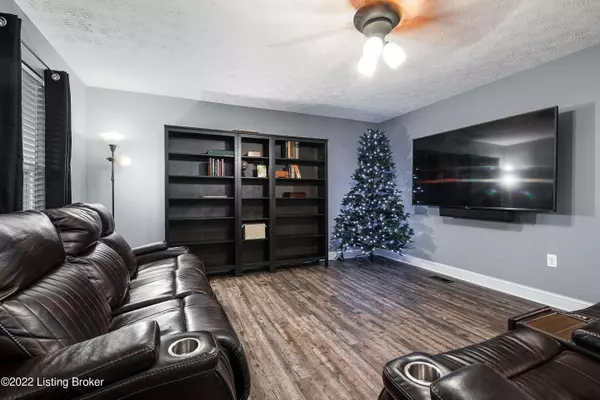 107 Hodge St, Charlestown, IN 47111