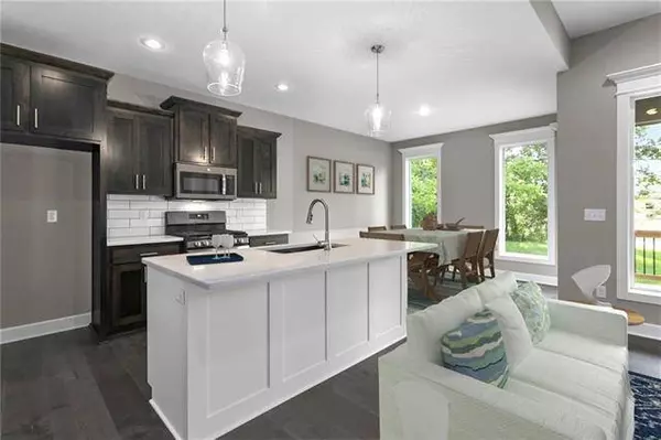 911 NW Lindenwood DR, Grain Valley, MO 64029