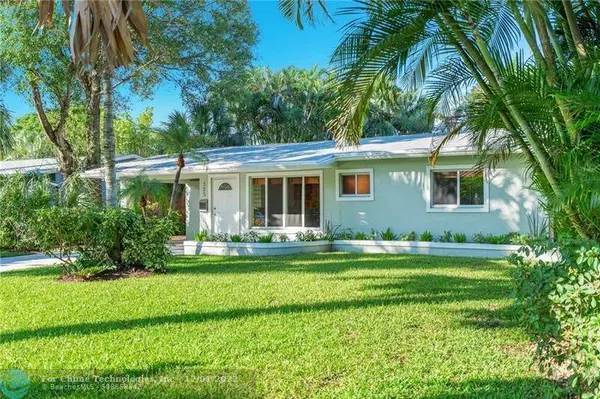 325 NE 30th St Wilton Manors - Front Yard