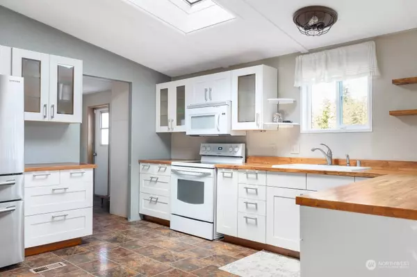 2974 Champion LN, Oak Harbor, WA 98277