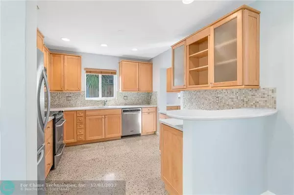 325 NE 30th St, Wilton Manors, FL 33334