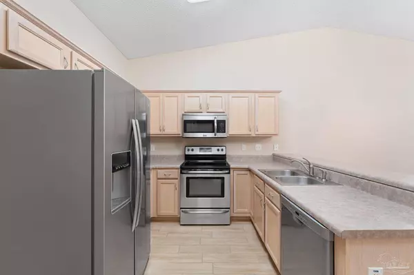 8082 Stonebrook Dr, Pensacola, FL 32514