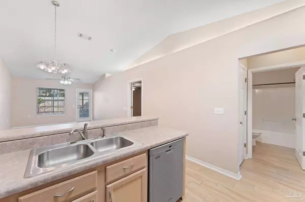 8082 Stonebrook Dr, Pensacola, FL 32514