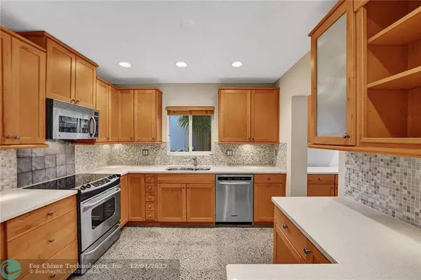 325 NE 30th St, Wilton Manors, FL 33334