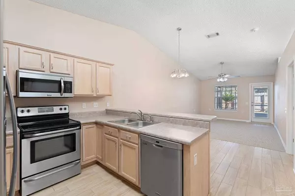 8082 Stonebrook Dr, Pensacola, FL 32514