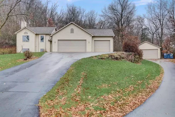 W10957 Arbor Valley Rd, Lodi, WI 53555