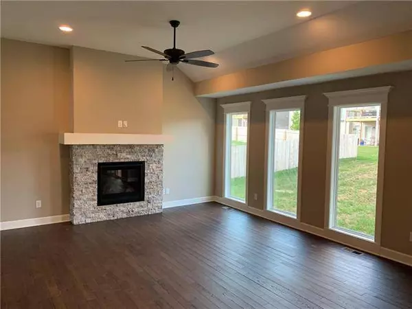 1004 NW Crestwood DR, Grain Valley, MO 64029