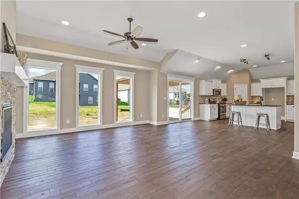 1004 NW Crestwood DR, Grain Valley, MO 64029