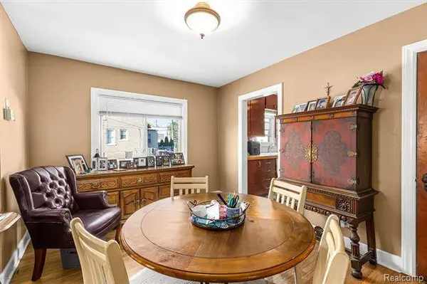 8411 E 10 MILE Road, Center Line, MI 48015