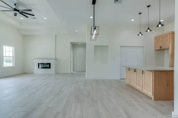 124 Settlement Dr, La Vernia, TX 78121