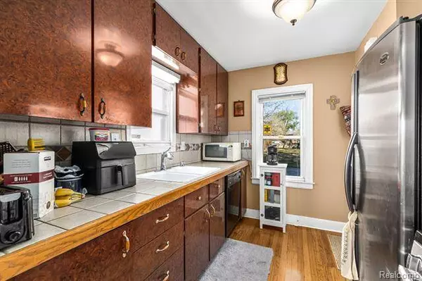 8411 E 10 MILE Road, Center Line, MI 48015