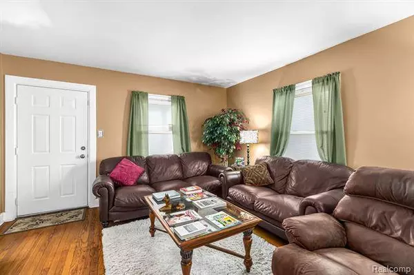 8411 E 10 MILE Road, Center Line, MI 48015