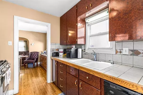 8411 E 10 MILE Road, Center Line, MI 48015