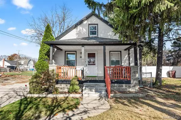 8411 E 10 MILE Road, Center Line, MI 48015