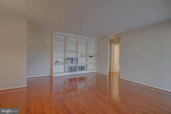 5472 CEDAR LN W #B2, Columbia, MD 21044