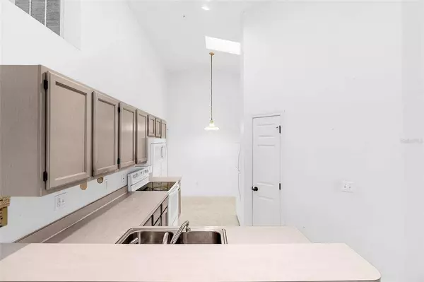 684 W CRANES CIR, Altamonte Springs, FL 32701